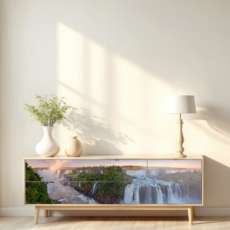 Naklejka repozycjonowalna mglista panorama wodospadów w bujnym lesie – Wallissimo® Naklejka repozycjonowalna mglista panorama wodospadów w bujnym lesie – Wallissimo®