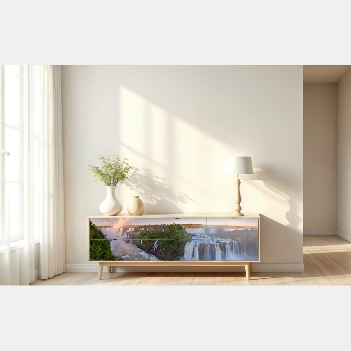 Naklejka repozycjonowalna mglista panorama wodospadów w bujnym lesie – Wallissimo® Naklejka repozycjonowalna mglista panorama wodospadów w bujnym lesie – Wallissimo®