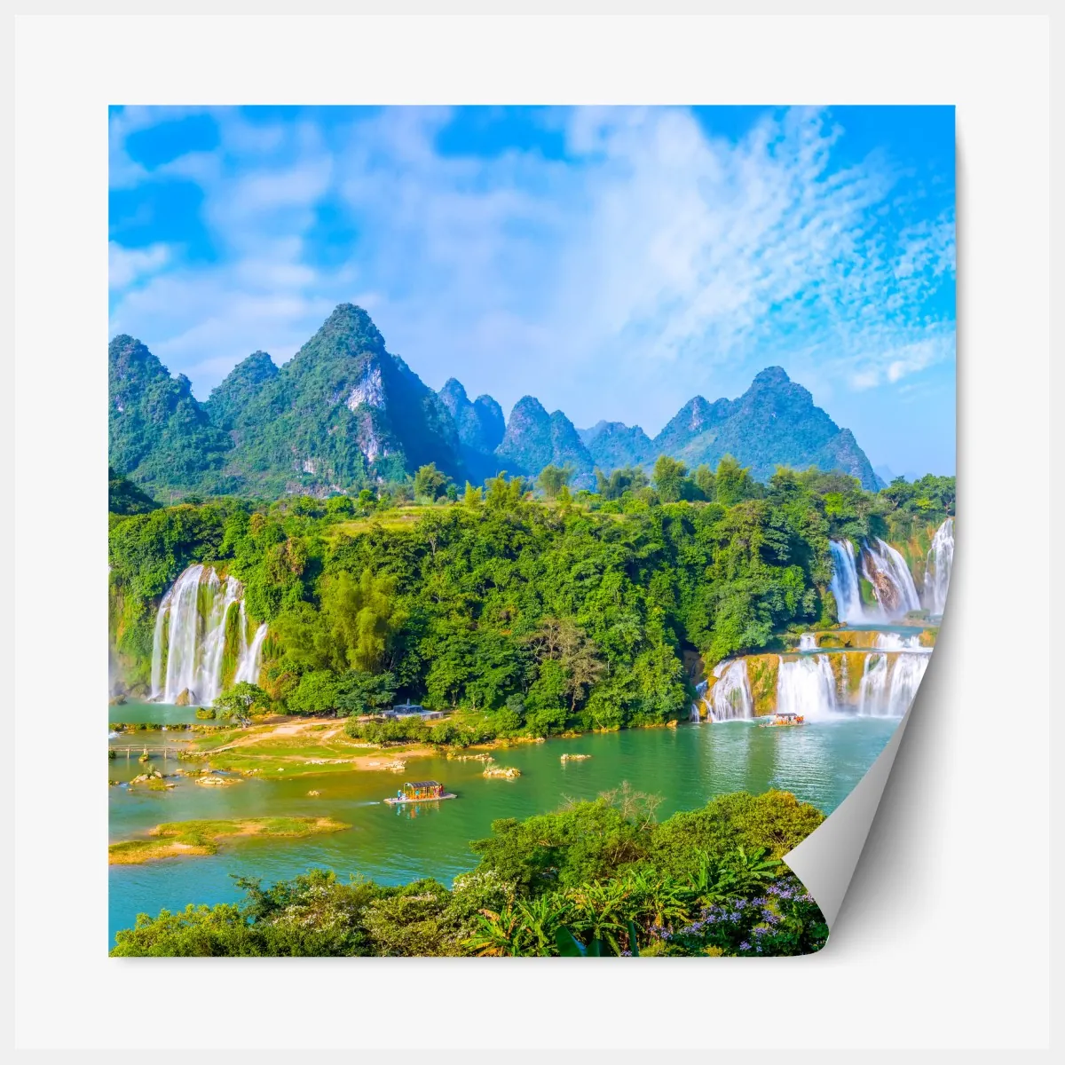 Naklejka repozycjonowalna bujna panorama wodospadu z wapiennymi górami – Wallissimo® Naklejka repozycjonowalna bujna panorama wodospadu z wapiennymi górami – Wallissimo®