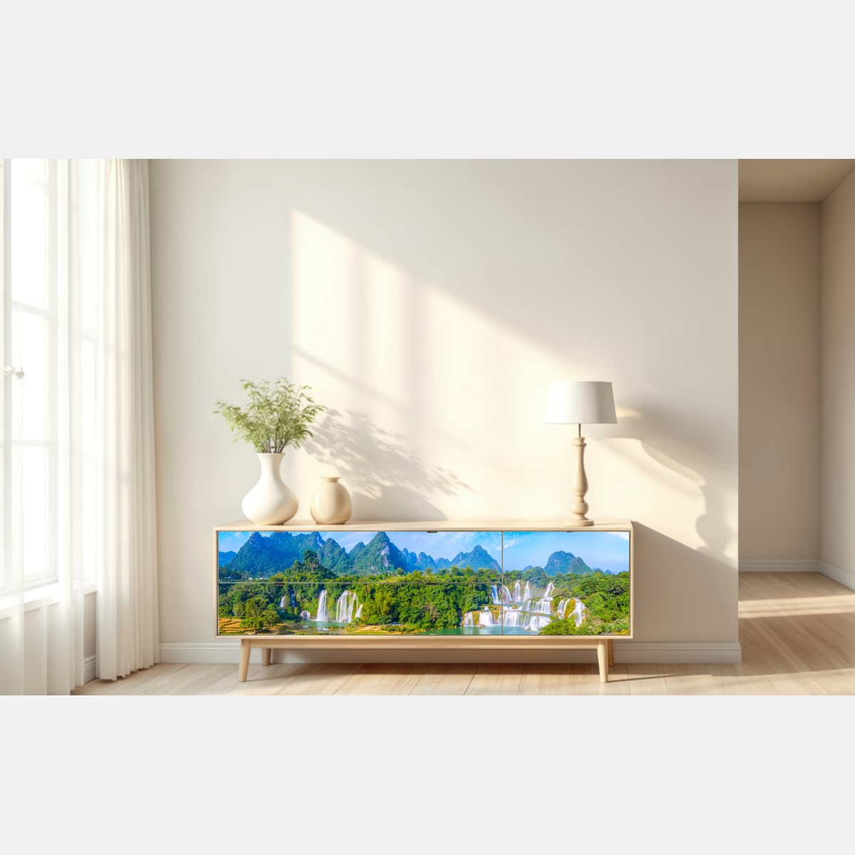 Naklejka repozycjonowalna bujna panorama wodospadu z wapiennymi górami – Wallissimo® Naklejka repozycjonowalna bujna panorama wodospadu z wapiennymi górami – Wallissimo®