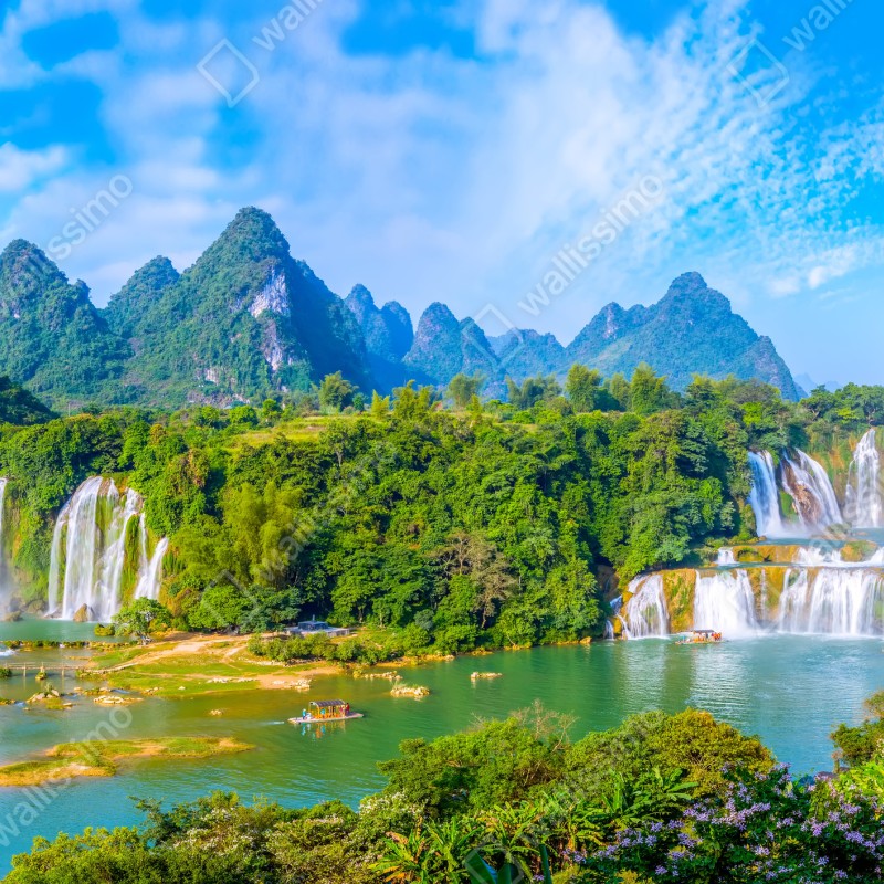 Naklejka repozycjonowalna bujna panorama wodospadu z wapiennymi górami – Wallissimo® Naklejka repozycjonowalna bujna panorama wodospadu z wapiennymi górami – Wallissimo®