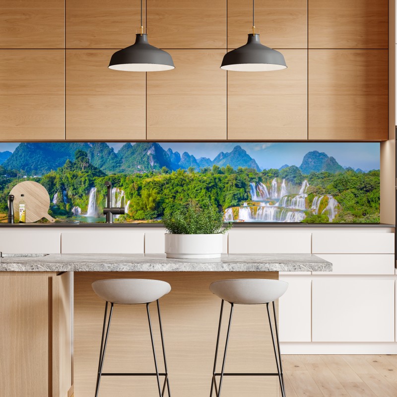 Naklejka repozycjonowalna bujna panorama wodospadu z wapiennymi górami – Wallissimo® Naklejka repozycjonowalna bujna panorama wodospadu z wapiennymi górami – Wallissimo®