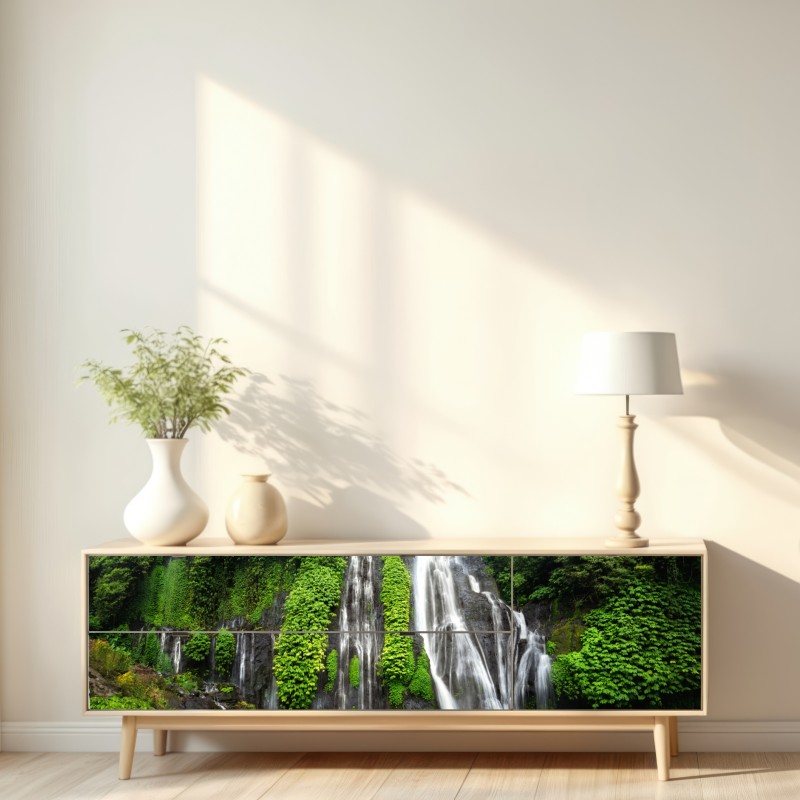 Naklejka repozycjonowalna spokojny wodospad w szmaragdowym lesie – Wallissimo® Naklejka repozycjonowalna spokojny wodospad w szmaragdowym lesie – Wallissimo®