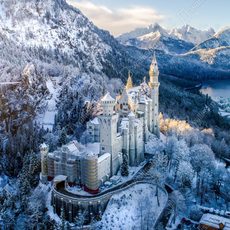 Naklejka repozycjonowalna zimowy zamek w ośnieżonych górach – Wallissimo® Naklejka repozycjonowalna zimowy zamek w ośnieżonych górach – Wallissimo®