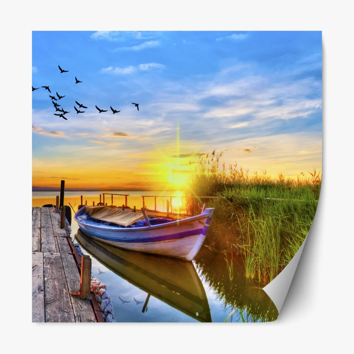 Naklejka repozycjonowalna zachód słońca nad jeziorem z łodzią przy pomoście – Wallissimo® Naklejka repozycjonowalna zachód słońca nad jeziorem z łodzią przy pomoście – Wallissimo®