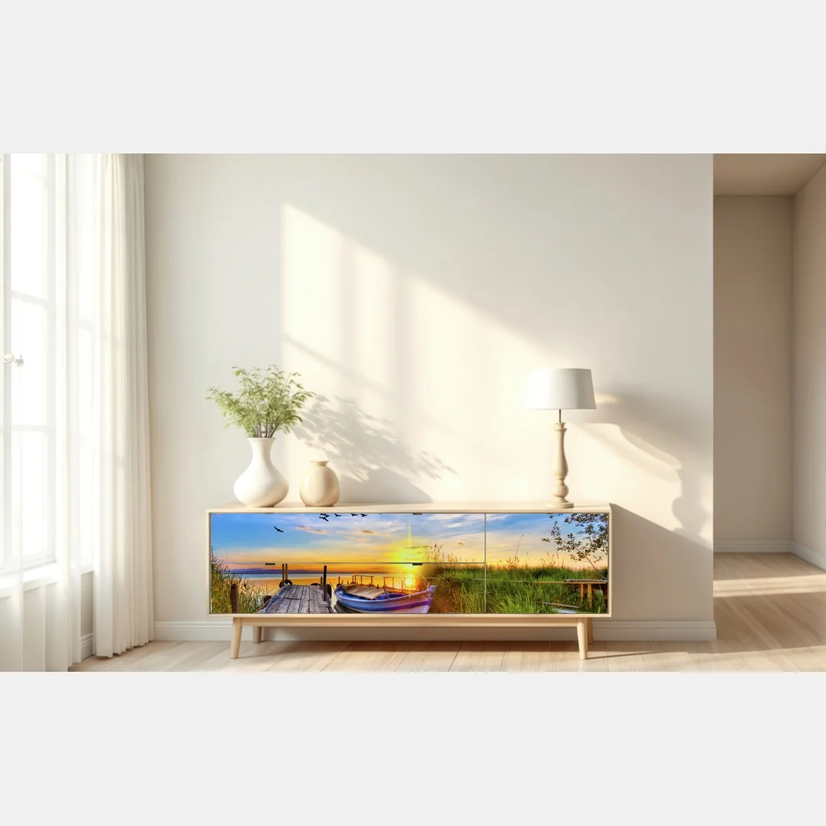 Naklejka repozycjonowalna zachód słońca nad jeziorem z łodzią przy pomoście – Wallissimo® Naklejka repozycjonowalna zachód słońca nad jeziorem z łodzią przy pomoście – Wallissimo®