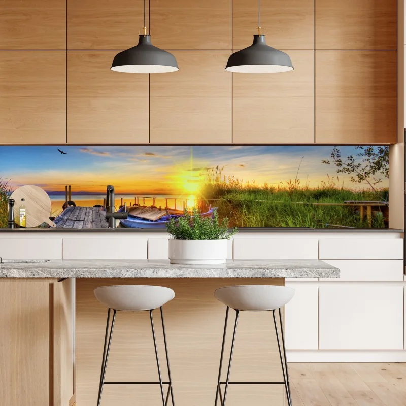 Naklejka repozycjonowalna zachód słońca nad jeziorem z łodzią przy pomoście – Wallissimo® Naklejka repozycjonowalna zachód słońca nad jeziorem z łodzią przy pomoście – Wallissimo®