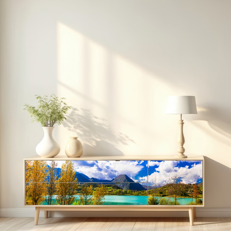 Naklejka repozycjonowalna turkusowe jezioro i górski pejzaż – Wallissimo® Naklejka repozycjonowalna turkusowe jezioro i górski pejzaż – Wallissimo®