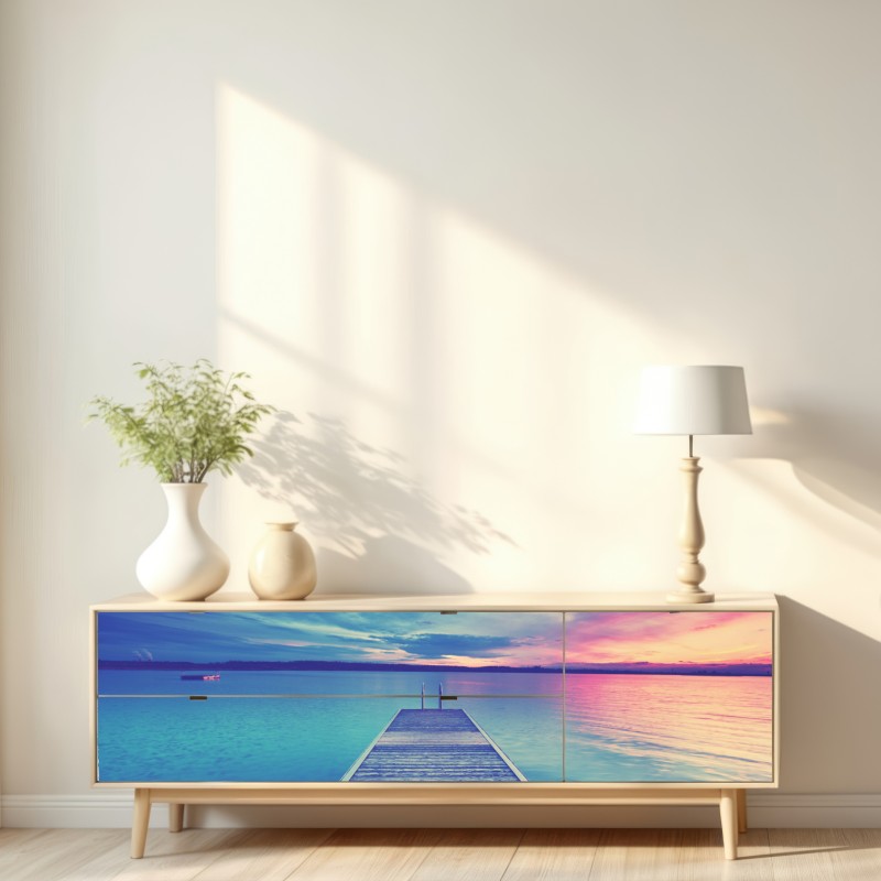 Naklejka repozycjonowalna pastelowy pomost nad jeziorem o zachodzie słońca – Wallissimo® Naklejka repozycjonowalna pastelowy pomost nad jeziorem o zachodzie słońca – Wallissimo®