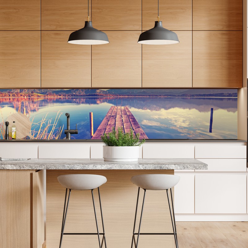 Naklejka repozycjonowalna drewniany pomost nad górskim jeziorem – Wallissimo® Naklejka repozycjonowalna drewniany pomost nad górskim jeziorem – Wallissimo®