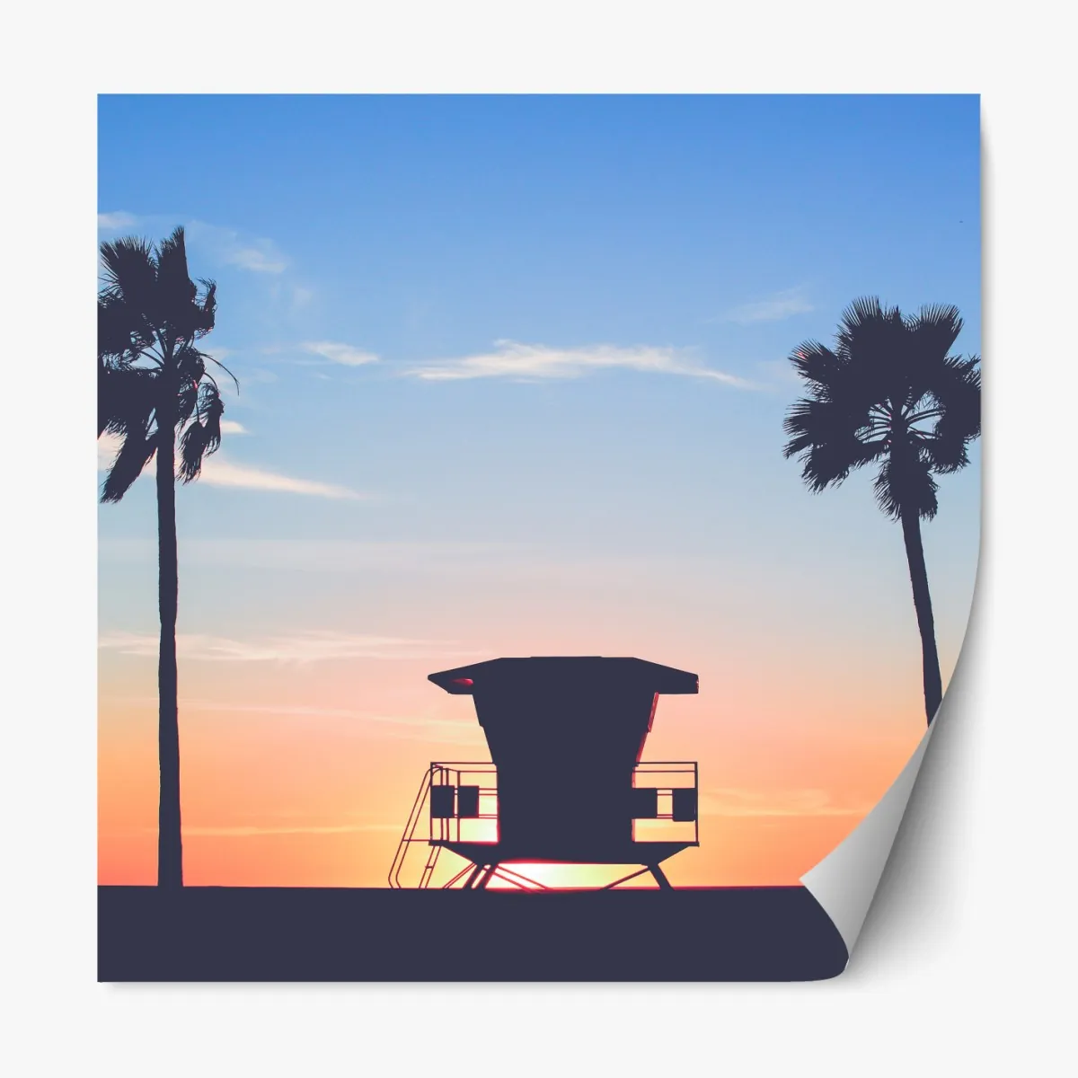 Naklejka repozycjonowalna zachód słońca nad plażą z sylwetką wieży ratownika – Wallissimo® Naklejka repozycjonowalna zachód słońca nad plażą z sylwetką wieży ratownika – Wallissimo®