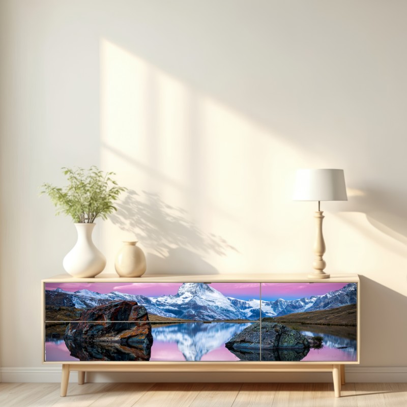 Naklejka repozycjonowalna majestatyczny alpejski szczyt odbity w spokojnym jeziorze – Wallissimo® Naklejka repozycjonowalna majestatyczny alpejski szczyt odbity w spokojnym jeziorze – Wallissimo®