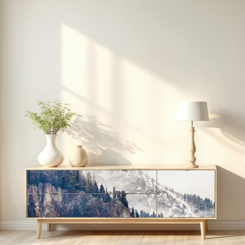 Naklejka repozycjonowalna mglista góra z urwiskiem i sosnowym lasem – Wallissimo® Naklejka repozycjonowalna mglista góra z urwiskiem i sosnowym lasem – Wallissimo®