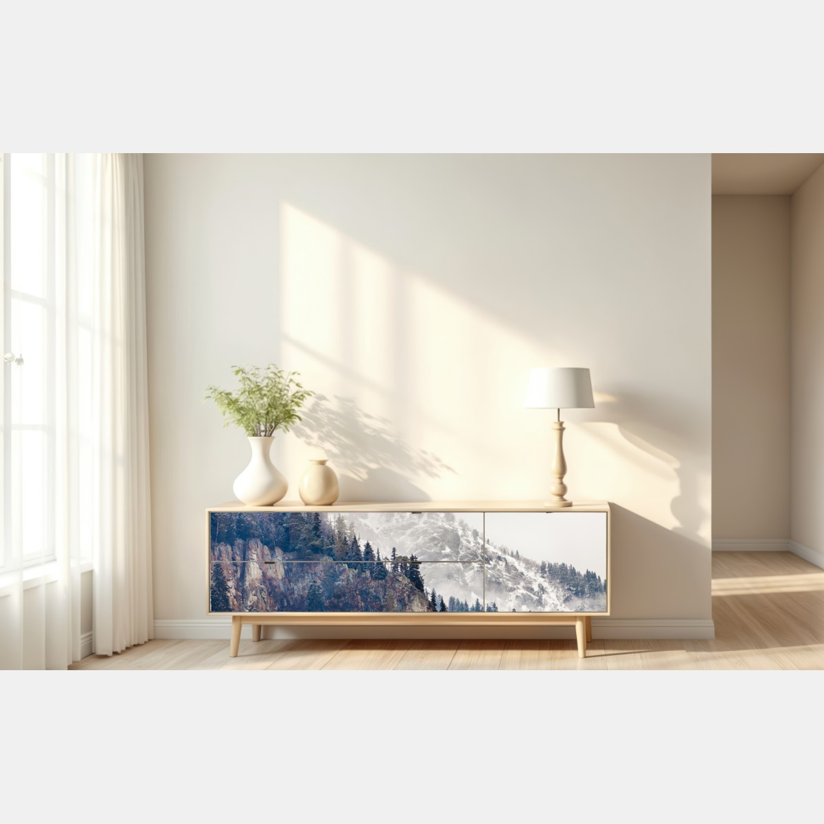 Naklejka repozycjonowalna mglista góra z urwiskiem i sosnowym lasem – Wallissimo® Naklejka repozycjonowalna mglista góra z urwiskiem i sosnowym lasem – Wallissimo®