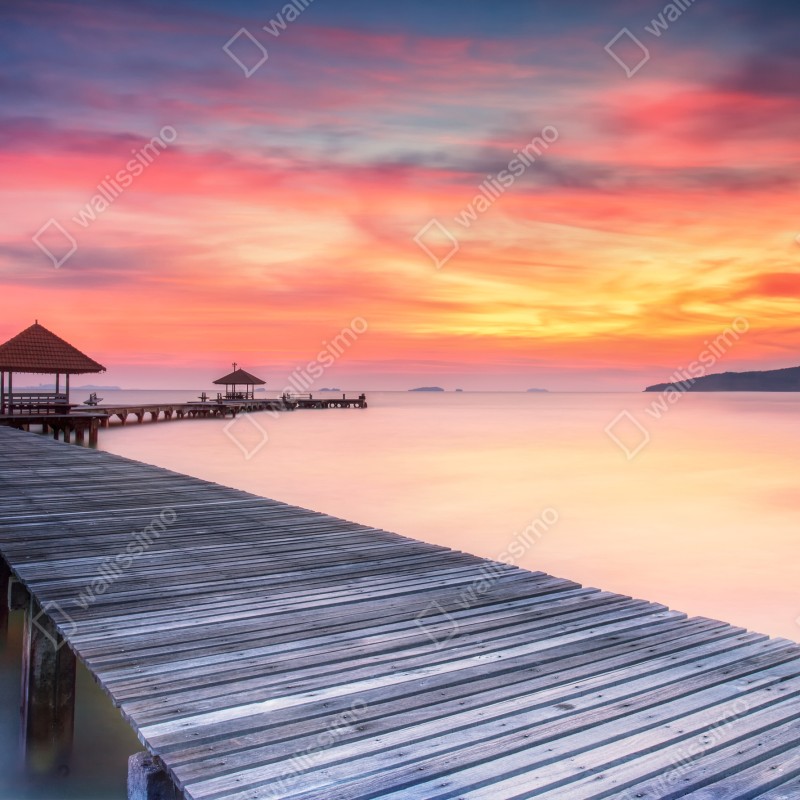 Naklejka repozycjonowalna spokojny wschód słońca nad drewnianym molo – Wallissimo® Naklejka repozycjonowalna spokojny wschód słońca nad drewnianym molo – Wallissimo®