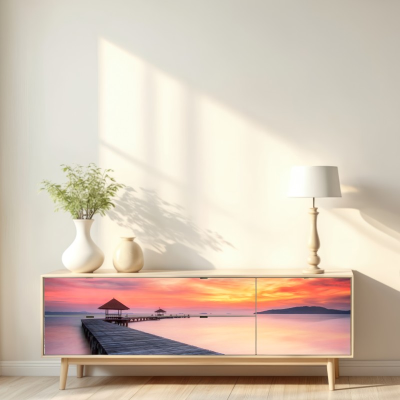 Naklejka repozycjonowalna spokojny wschód słońca nad drewnianym molo – Wallissimo® Naklejka repozycjonowalna spokojny wschód słońca nad drewnianym molo – Wallissimo®