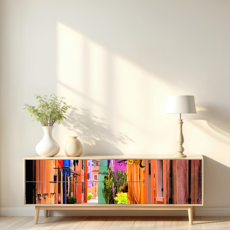 Naklejka repozycjonowalna kolorowa śródziemnomorska uliczka – Wallissimo® Naklejka repozycjonowalna kolorowa śródziemnomorska uliczka – Wallissimo®