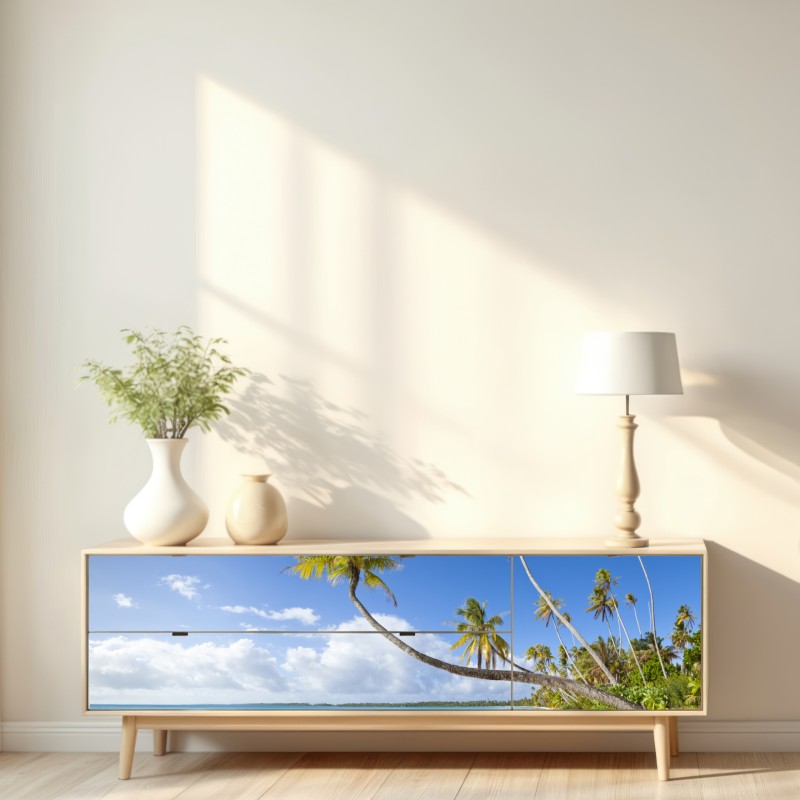 Naklejka repozycjonowalna tropikalna turkusowa plaża z pochyloną palmą – Wallissimo® Naklejka repozycjonowalna tropikalna turkusowa plaża z pochyloną palmą – Wallissimo®