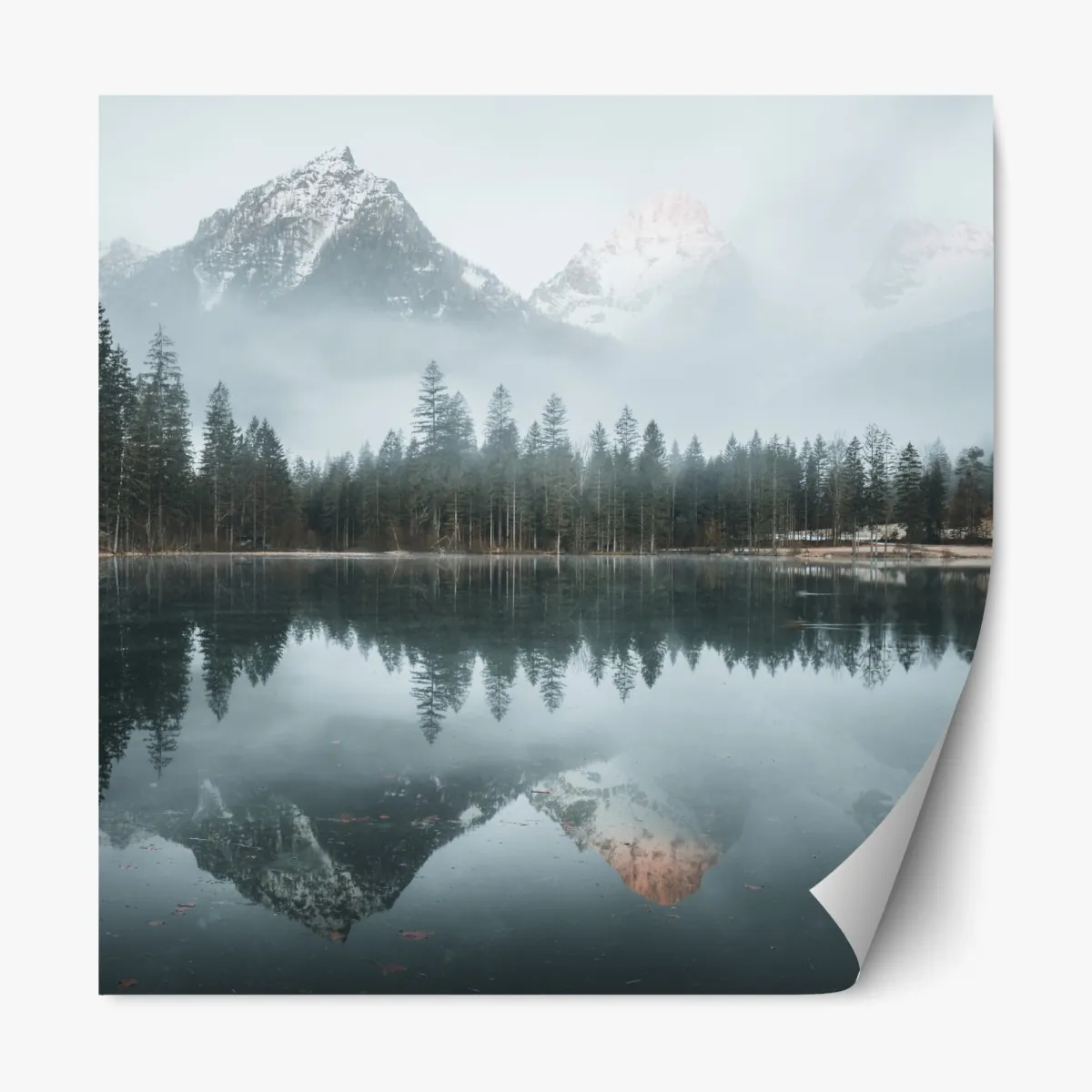 Naklejka repozycjonowalna mglista alpejska panorama nad jeziorem – Wallissimo® Naklejka repozycjonowalna mglista alpejska panorama nad jeziorem – Wallissimo®