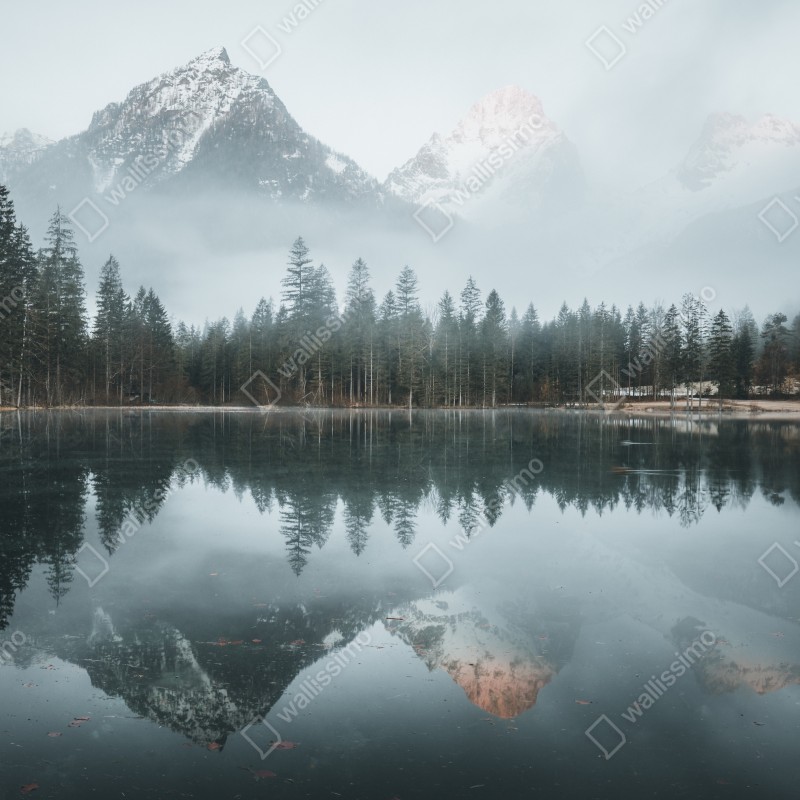 Naklejka repozycjonowalna mglista alpejska panorama nad jeziorem – Wallissimo® Naklejka repozycjonowalna mglista alpejska panorama nad jeziorem – Wallissimo®