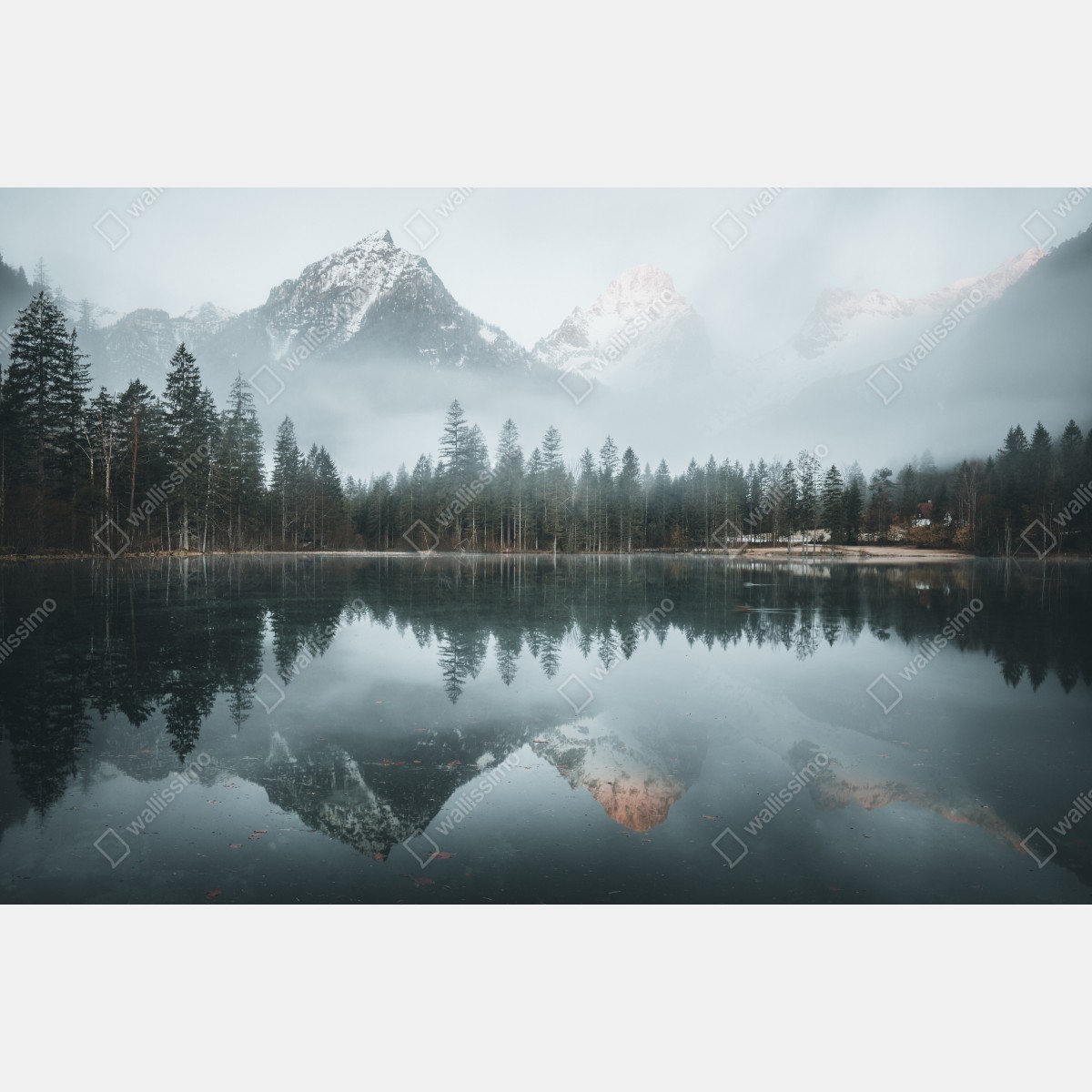 Naklejka repozycjonowalna mglista alpejska panorama nad jeziorem – Wallissimo® Naklejka repozycjonowalna mglista alpejska panorama nad jeziorem – Wallissimo®