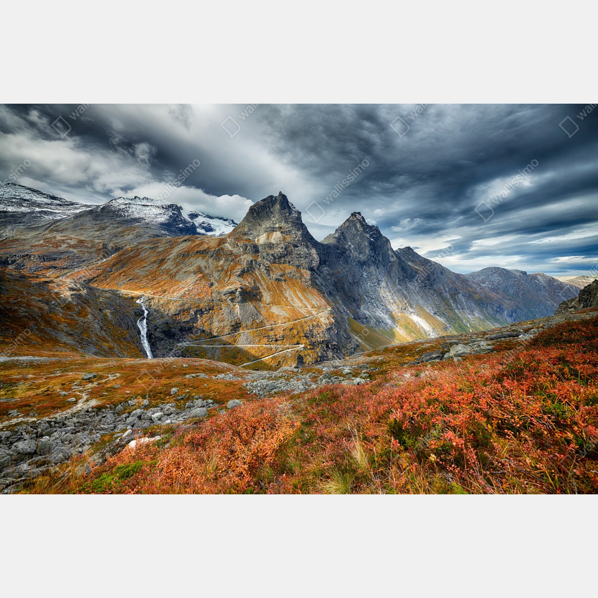 Naklejka repozycjonowalna jesienny krajobraz górski z wodospadem i wijącą się drogą – Wallissimo® Naklejka repozycjonowalna jesienny krajobraz górski z wodospadem i wijącą się drogą – Wallissimo®