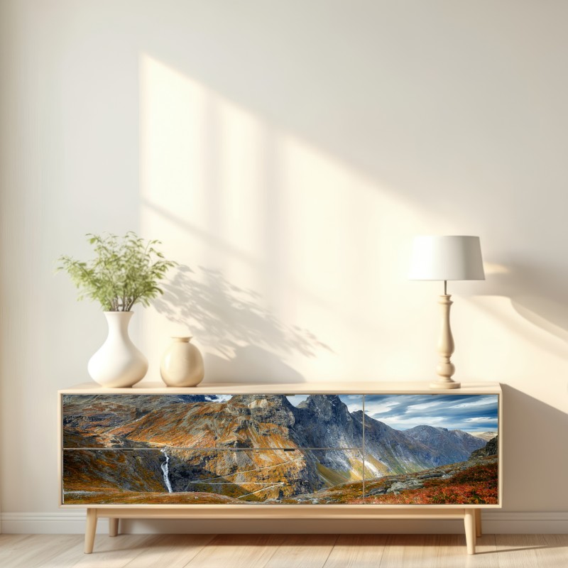 Naklejka repozycjonowalna jesienny krajobraz górski z wodospadem i wijącą się drogą – Wallissimo® Naklejka repozycjonowalna jesienny krajobraz górski z wodospadem i wijącą się drogą – Wallissimo®