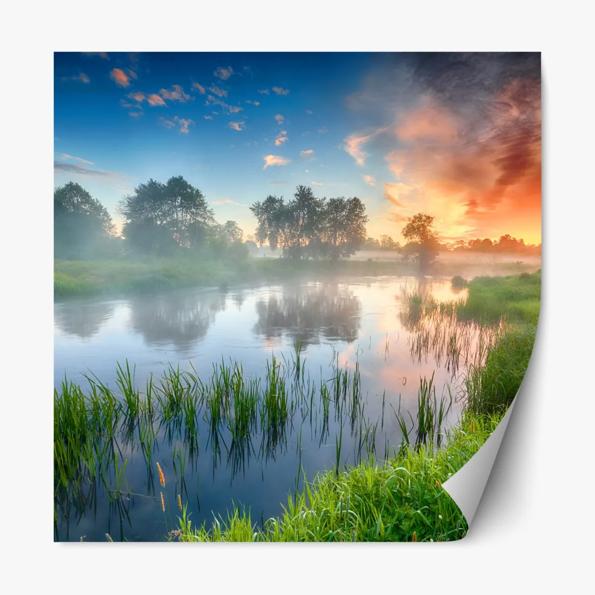 Naklejka repozycjonowalna mglista rzeka o wschodzie słońca nad zielonymi brzegami – Wallissimo® Naklejka repozycjonowalna mglista rzeka o wschodzie słońca nad zielonymi brzegami – Wallissimo®