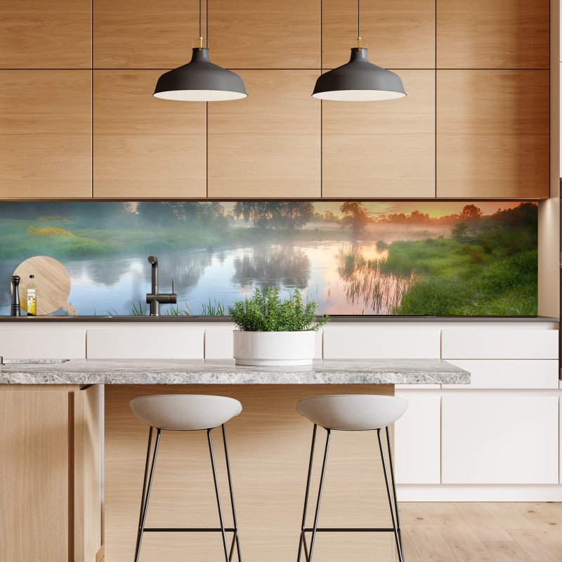 Naklejka repozycjonowalna mglista rzeka o wschodzie słońca nad zielonymi brzegami – Wallissimo® Naklejka repozycjonowalna mglista rzeka o wschodzie słońca nad zielonymi brzegami – Wallissimo®