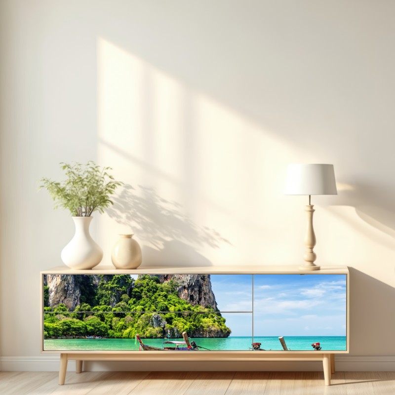 Naklejka repozycjonowalna spokojne łodzie longtail na plaży Railay, Tajlandia – Wallissimo® Naklejka repozycjonowalna spokojne łodzie longtail na plaży Railay, Tajlandia – Wallissimo®