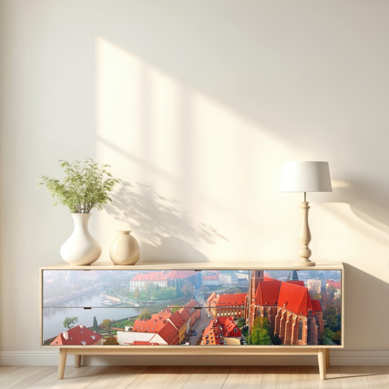 Naklejka repozycjonowalna mglista panorama europejskiego miasta z czerwonymi dachami – Wallissimo® Naklejka repozycjonowalna mglista panorama europejskiego miasta z czerwonymi dachami – Wallissimo®