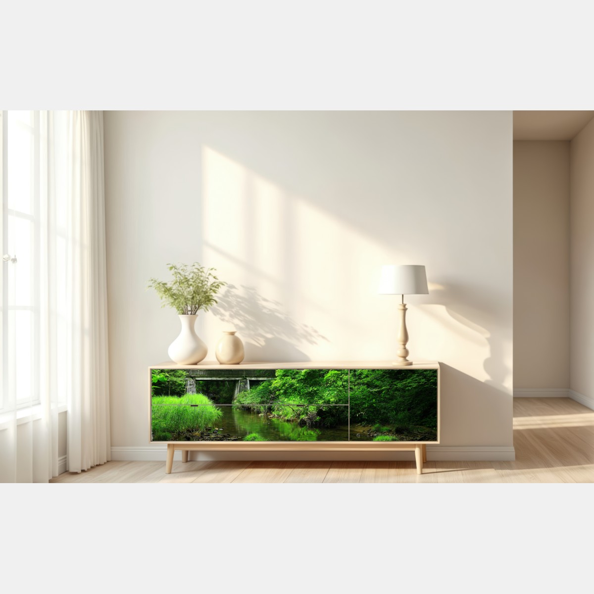 Naklejka repozycjonowalna bujny zielony las z strumieniem i kamiennym mostem – Wallissimo® Naklejka repozycjonowalna bujny zielony las z strumieniem i kamiennym mostem – Wallissimo®