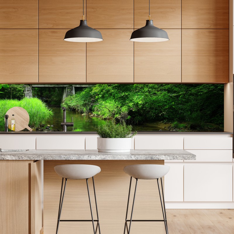 Naklejka repozycjonowalna bujny zielony las z strumieniem i kamiennym mostem – Wallissimo® Naklejka repozycjonowalna bujny zielony las z strumieniem i kamiennym mostem – Wallissimo®