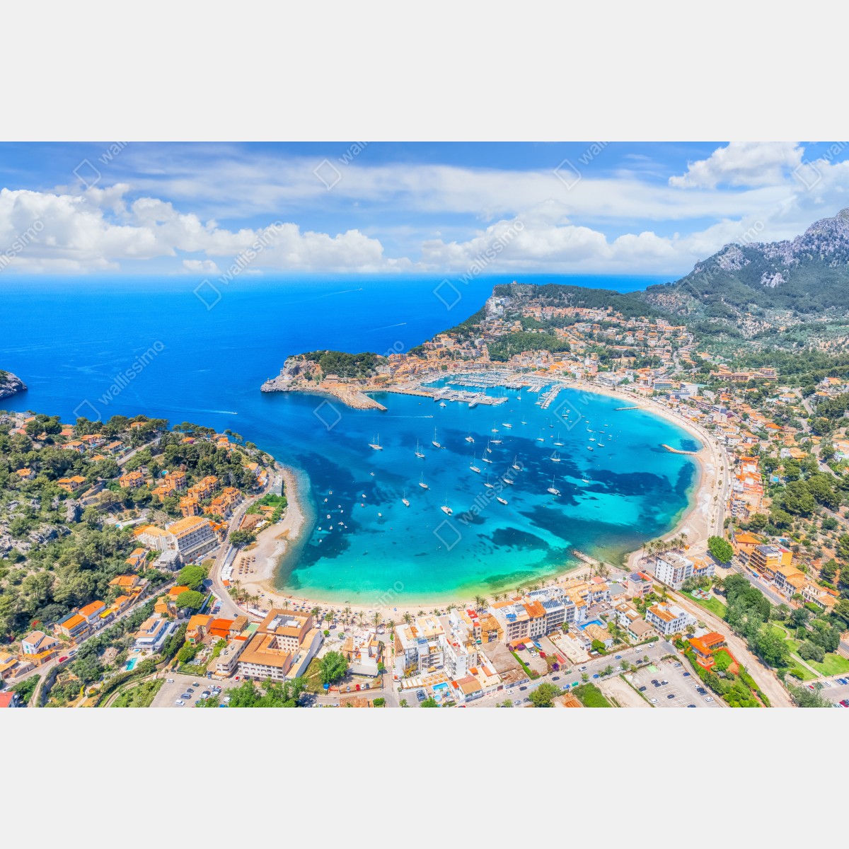Naklejka repozycjonowalna widok z lotu ptaka na zatokę Port de Sóller – Wallissimo® Naklejka repozycjonowalna widok z lotu ptaka na zatokę Port de Sóller – Wallissimo®