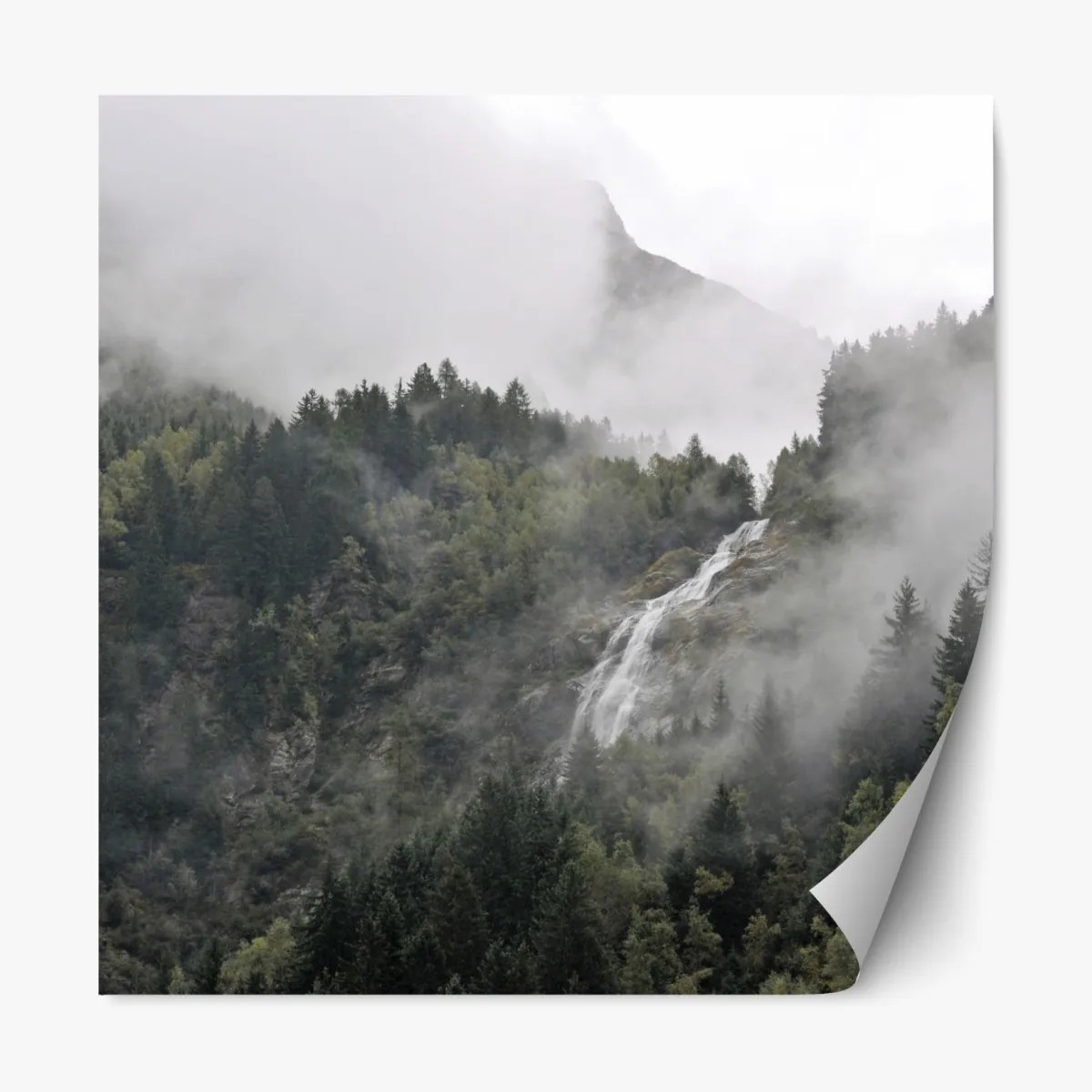 Naklejka repozycjonowalna mglisty wodospad w górskim lesie – Wallissimo® Naklejka repozycjonowalna mglisty wodospad w górskim lesie – Wallissimo®