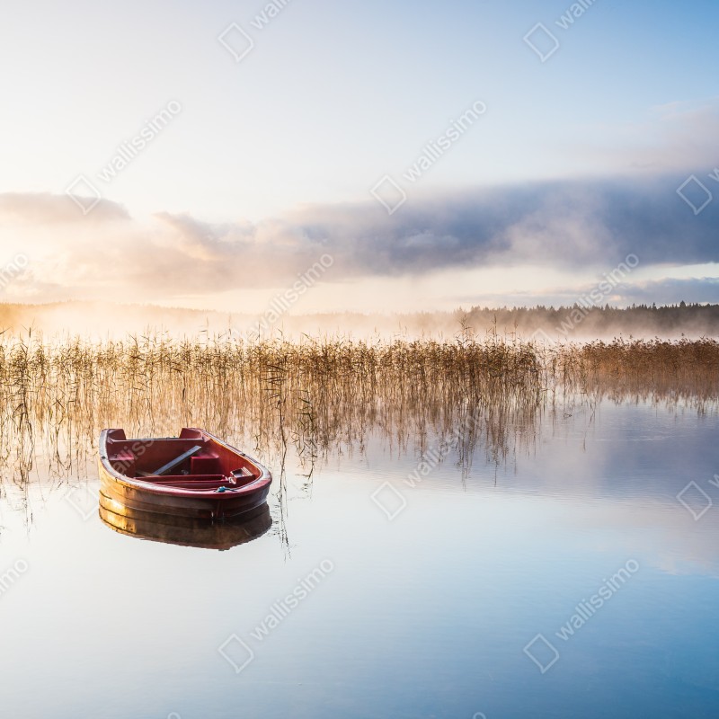 Naklejka repozycjonowalna mglisty poranek nad jeziorem z czerwoną łódką – Wallissimo® Naklejka repozycjonowalna mglisty poranek nad jeziorem z czerwoną łódką – Wallissimo®
