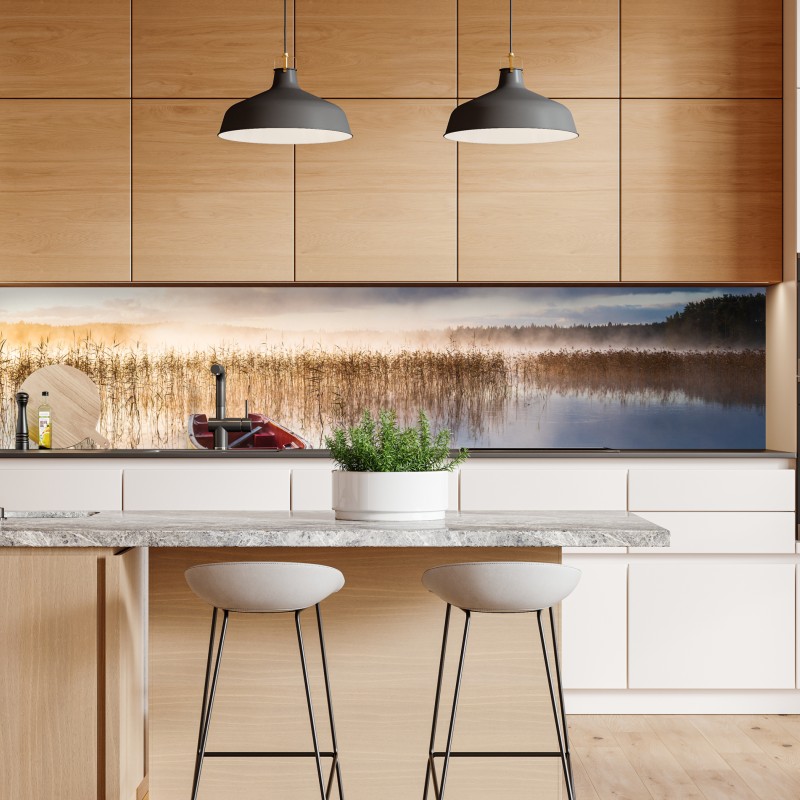 Naklejka repozycjonowalna mglisty poranek nad jeziorem z czerwoną łódką – Wallissimo® Naklejka repozycjonowalna mglisty poranek nad jeziorem z czerwoną łódką – Wallissimo®