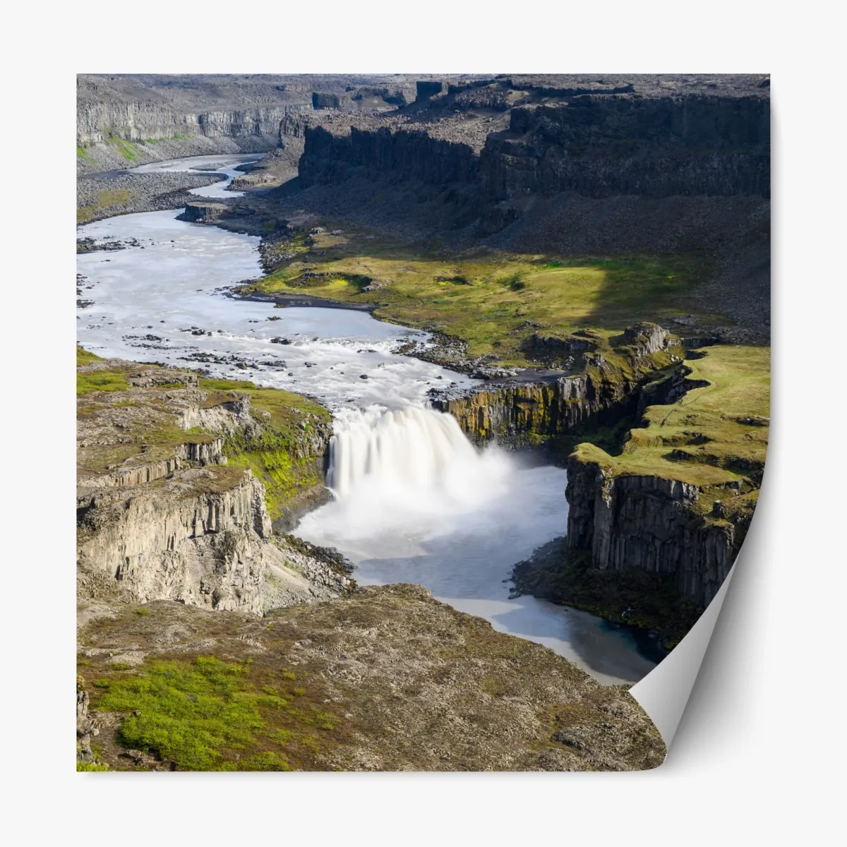 Naklejka repozycjonowalna majestatyczny wodospad w islandzkim kanionie – Wallissimo® Naklejka repozycjonowalna majestatyczny wodospad w islandzkim kanionie – Wallissimo®