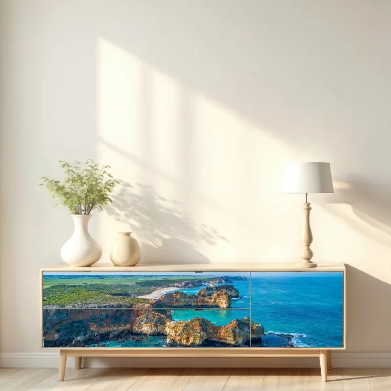 Naklejka repozycjonowalna słoneczne podwórko pełne kwiatów i zielonych drzwi – Wallissimo®