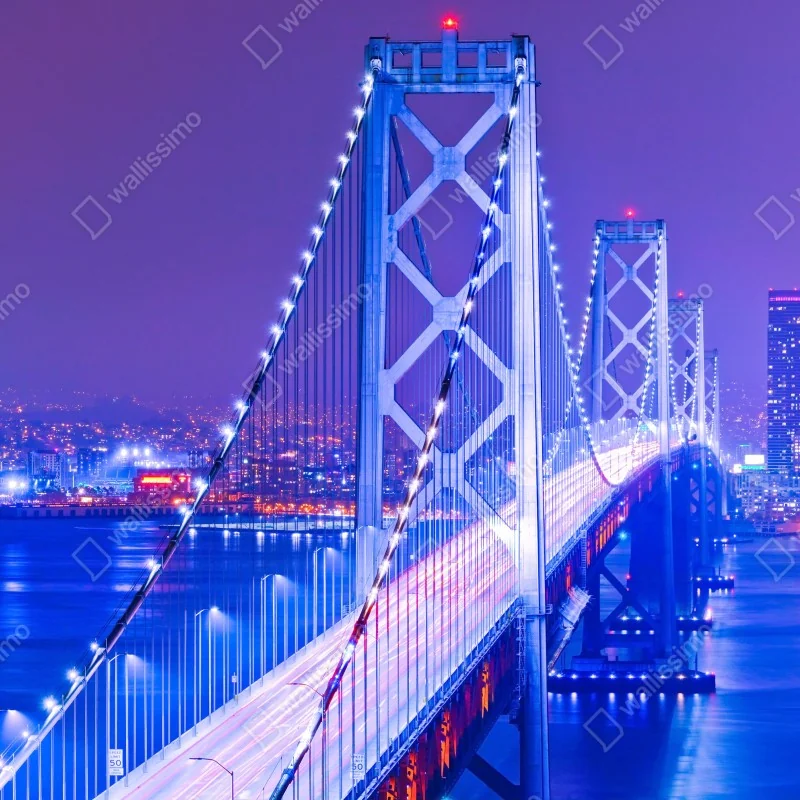 Naklejka repozycjonowalna oświetlony most wiszący i panorama miasta nocą – Wallissimo® Naklejka repozycjonowalna oświetlony most wiszący i panorama miasta nocą – Wallissimo®