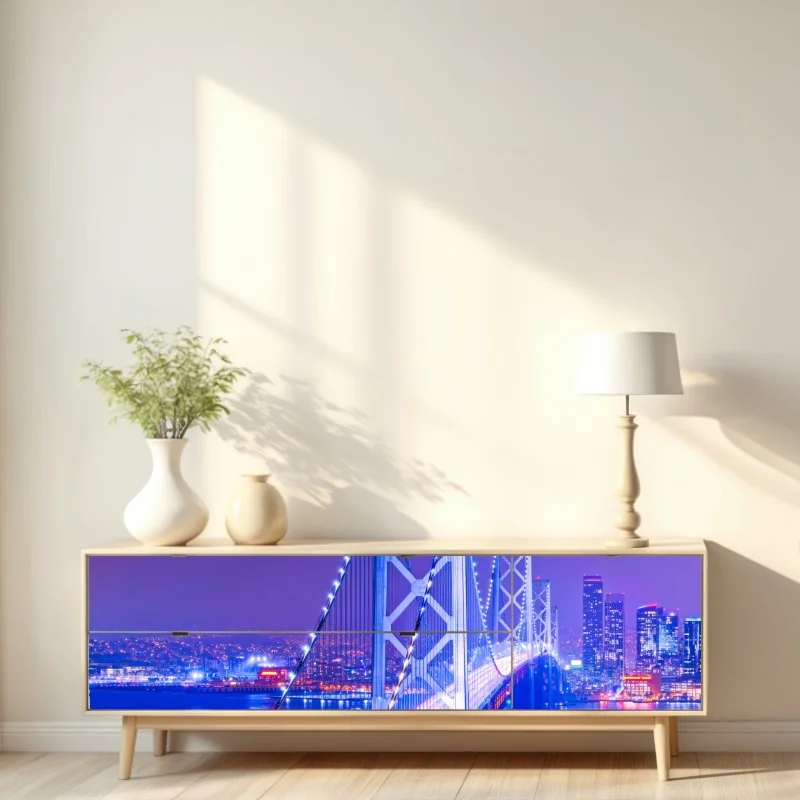 Naklejka repozycjonowalna oświetlony most wiszący i panorama miasta nocą – Wallissimo® Naklejka repozycjonowalna oświetlony most wiszący i panorama miasta nocą – Wallissimo®