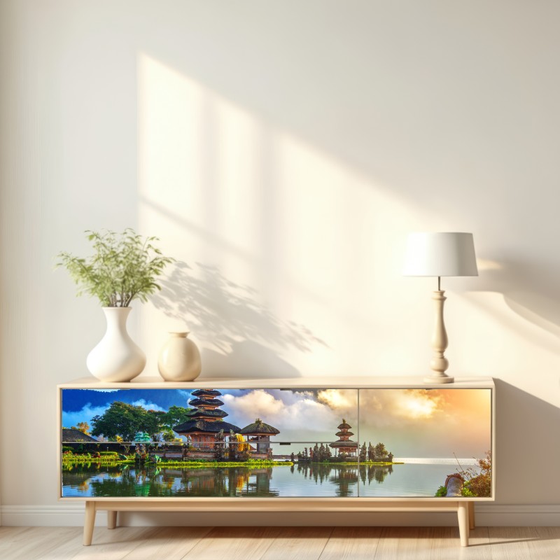 Naklejka repozycjonowalna Pura Ulun Danu Bratan o wschodzie słońca – Wallissimo® Naklejka repozycjonowalna Pura Ulun Danu Bratan o wschodzie słońca – Wallissimo®