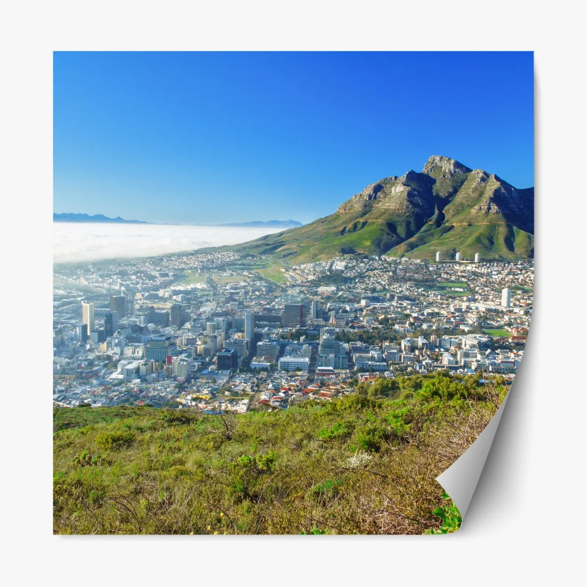 Naklejka repozycjonowalna miejska panorama z górami i błękitnym niebem – Wallissimo® Naklejka repozycjonowalna miejska panorama z górami i błękitnym niebem – Wallissimo®