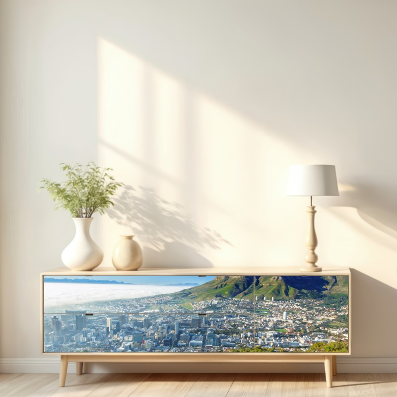 Naklejka repozycjonowalna miejska panorama z górami i błękitnym niebem – Wallissimo® Naklejka repozycjonowalna miejska panorama z górami i błękitnym niebem – Wallissimo®