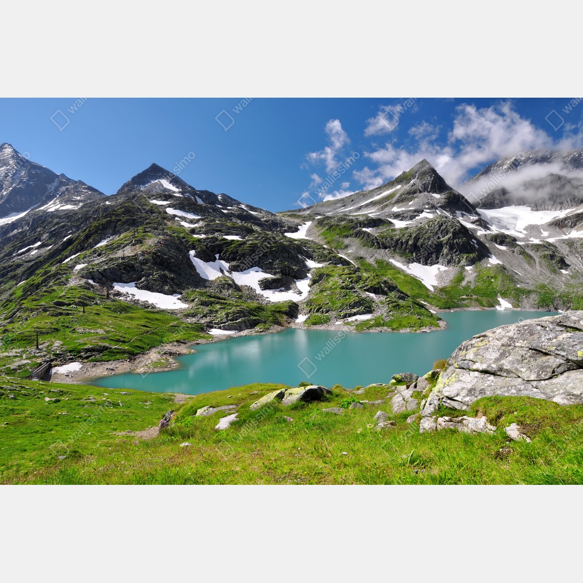 Naklejka repozycjonowalna alpejskie jezioro z turkusową wodą i górami – Wallissimo® Naklejka repozycjonowalna alpejskie jezioro z turkusową wodą i górami – Wallissimo®