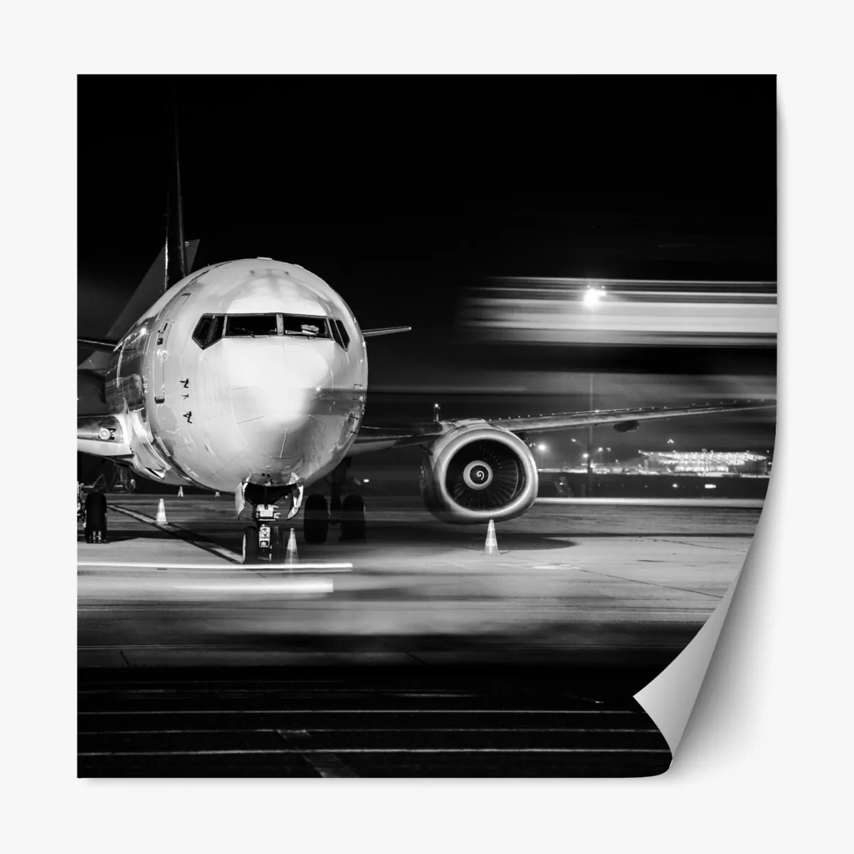 Naklejka repozycjonowalna monochromatyczny odrzutowiec na płycie lotniska nocą – Wallissimo® Naklejka repozycjonowalna monochromatyczny odrzutowiec na płycie lotniska nocą – Wallissimo®