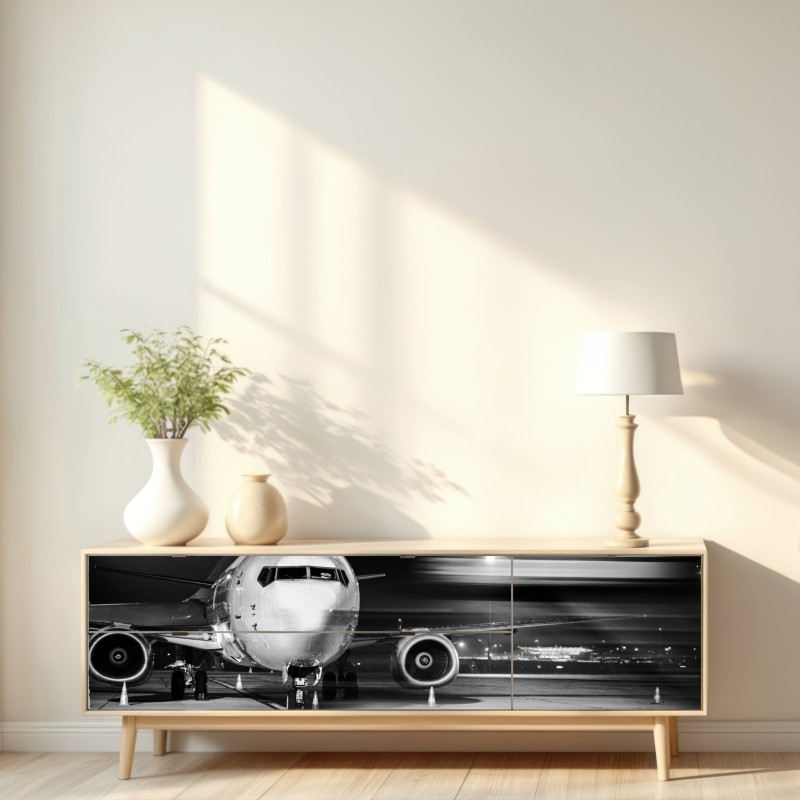 Naklejka repozycjonowalna monochromatyczny odrzutowiec na płycie lotniska nocą – Wallissimo® Naklejka repozycjonowalna monochromatyczny odrzutowiec na płycie lotniska nocą – Wallissimo®