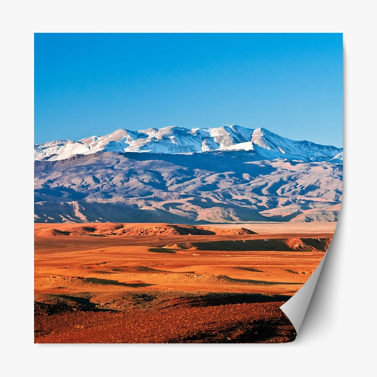 Naklejka repozycjonowalna pustynia oświetlona słońcem z zaśnieżonymi górami – Wallissimo® Naklejka repozycjonowalna pustynia oświetlona słońcem z zaśnieżonymi górami – Wallissimo®