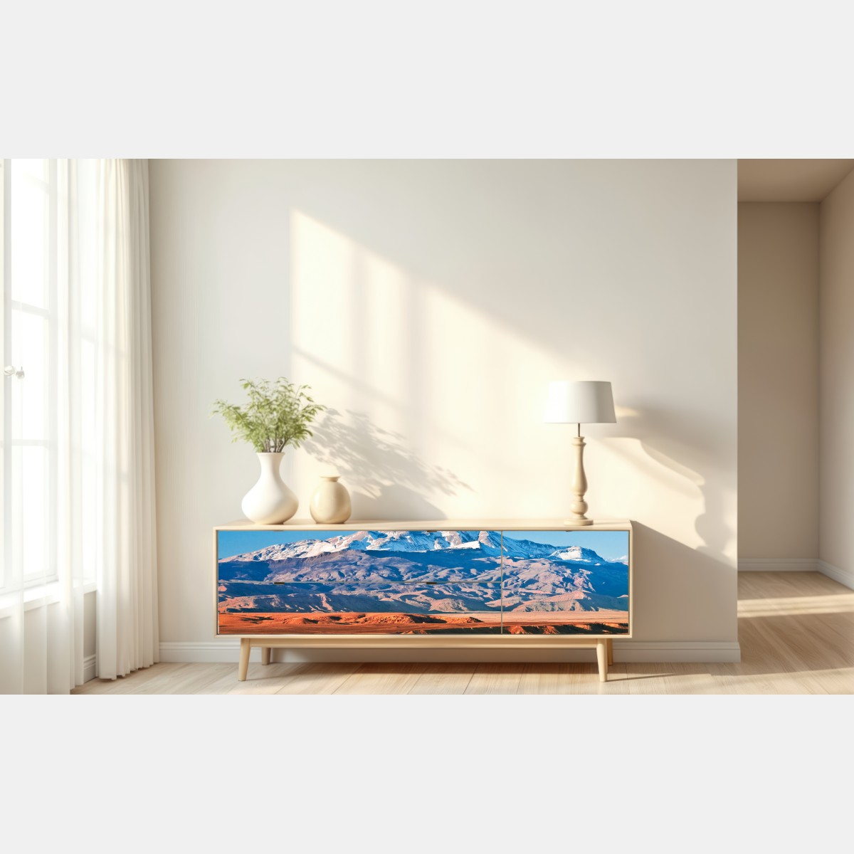 Naklejka repozycjonowalna pustynia oświetlona słońcem z zaśnieżonymi górami – Wallissimo® Naklejka repozycjonowalna pustynia oświetlona słońcem z zaśnieżonymi górami – Wallissimo®