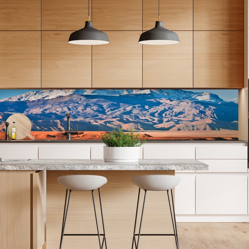 Naklejka repozycjonowalna pustynia oświetlona słońcem z zaśnieżonymi górami – Wallissimo® Naklejka repozycjonowalna pustynia oświetlona słońcem z zaśnieżonymi górami – Wallissimo®